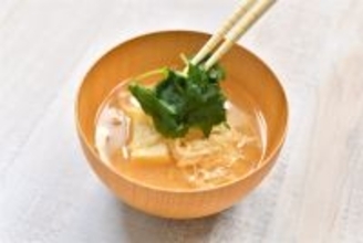 【冷蔵庫に野菜がない！】そんな日のみそ汁をゴージャスにする「救世主具材」2選はコレ！【青髪のテツ】
