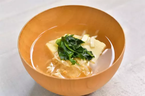 「【冷蔵庫に野菜がない！】そんな日のみそ汁をゴージャスにする「救世主具材」2選はコレ！【青髪のテツ】」の画像