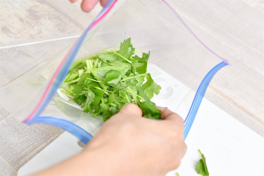 【冷蔵庫に野菜がない！】そんな日のみそ汁をゴージャスにする「救世主具材」2選はコレ！【青髪のテツ】