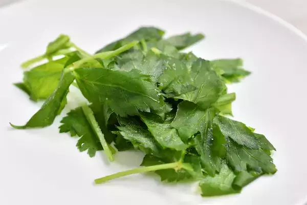 「【冷蔵庫に野菜がない！】そんな日のみそ汁をゴージャスにする「救世主具材」2選はコレ！【青髪のテツ】」の画像