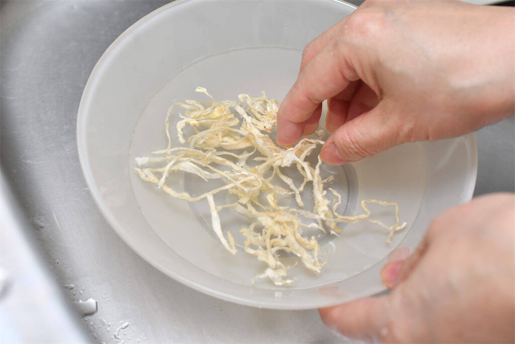 【冷蔵庫に野菜がない！】そんな日のみそ汁をゴージャスにする「救世主具材」2選はコレ！【青髪のテツ】