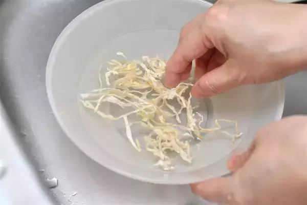 「【冷蔵庫に野菜がない！】そんな日のみそ汁をゴージャスにする「救世主具材」2選はコレ！【青髪のテツ】」の画像