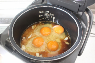 【海外動画レシピ】生卵4つドボン！「奇跡の炊き込みご飯」に挑戦！ご飯とゆで卵の組み合わせが新鮮♪