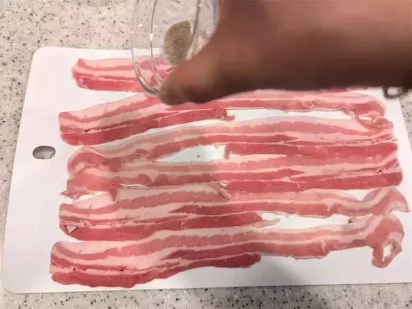 「【その発想はなかった】オニオンリングに豚バラ巻いて!?「ドーナツ風ステーキ」爆誕！サクサク甘っ♡【農家直伝】」の画像