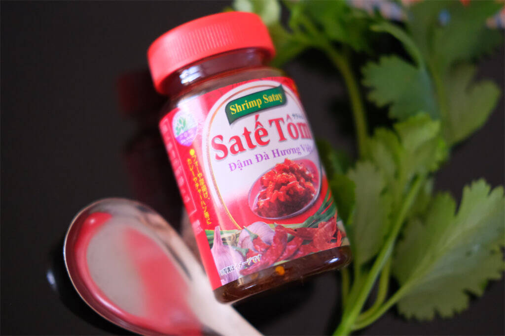 【話題のシン・調味料】静かなブームの「サテトム」をお試し！エビの旨味満点のベトナム版食べるラー油♡
