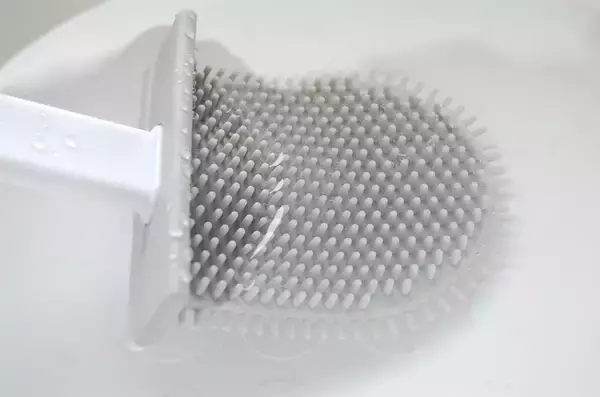 「【ダイソー】便器の掃除後すぐに水がしっかり切れる！不衛生感ググッと低めなトイレブラシを使ってみた♪」の画像
