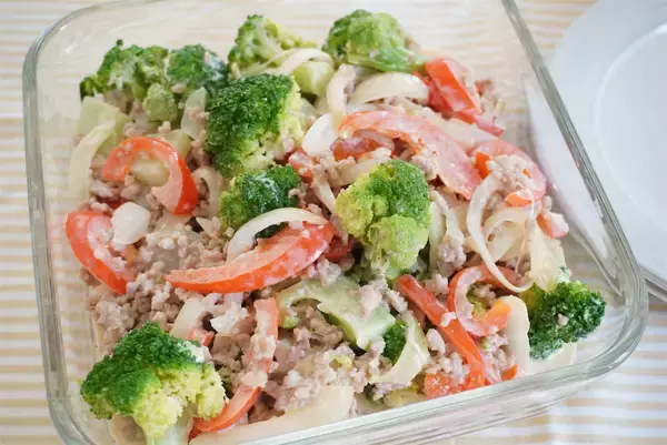「【豚そぼろでサラダ!?】カラフル野菜と合わせて「デパ地下風総菜」作ってみた！お肉でゴージャス♪【農家直伝】」の画像