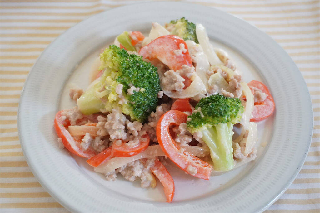【豚そぼろでサラダ!?】カラフル野菜と合わせて「デパ地下風総菜」作ってみた！お肉でゴージャス♪【農家直伝】