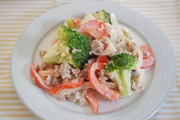 「【豚そぼろでサラダ!?】カラフル野菜と合わせて「デパ地下風総菜」作ってみた！お肉でゴージャス♪【農家直伝】」の画像