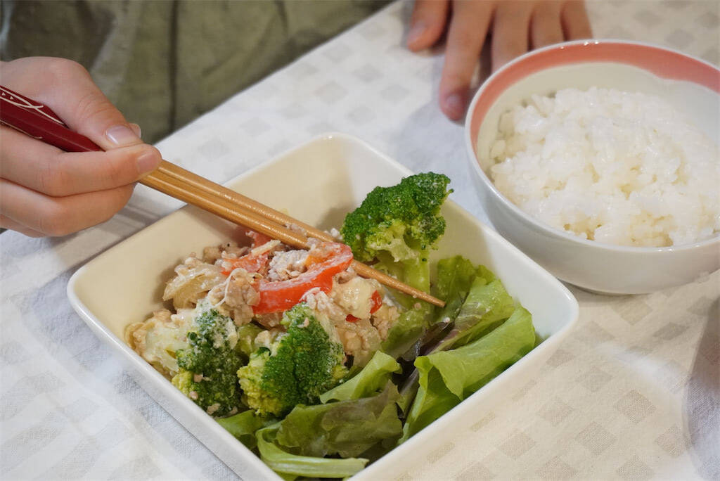 【豚そぼろでサラダ!?】カラフル野菜と合わせて「デパ地下風総菜」作ってみた！お肉でゴージャス♪【農家直伝】