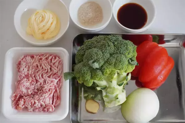 「【豚そぼろでサラダ!?】カラフル野菜と合わせて「デパ地下風総菜」作ってみた！お肉でゴージャス♪【農家直伝】」の画像