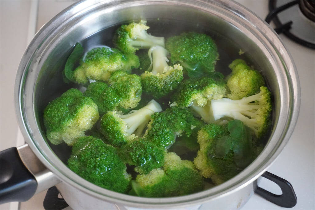 【豚そぼろでサラダ!?】カラフル野菜と合わせて「デパ地下風総菜」作ってみた！お肉でゴージャス♪【農家直伝】
