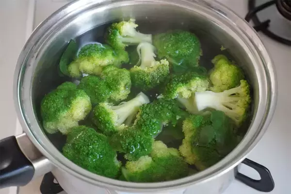 「【豚そぼろでサラダ!?】カラフル野菜と合わせて「デパ地下風総菜」作ってみた！お肉でゴージャス♪【農家直伝】」の画像