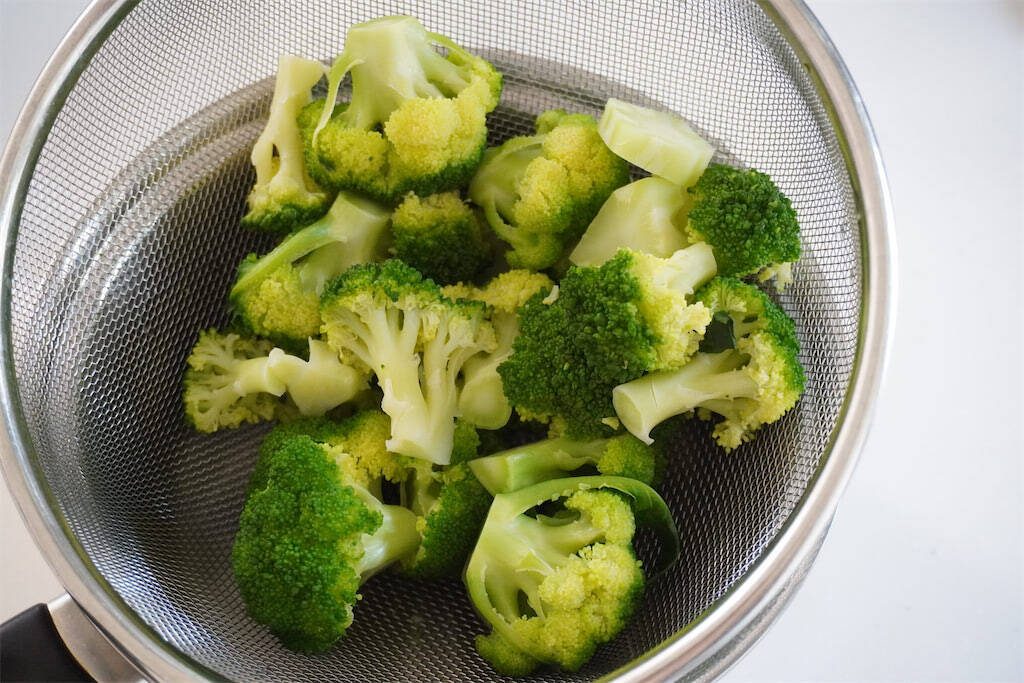【豚そぼろでサラダ!?】カラフル野菜と合わせて「デパ地下風総菜」作ってみた！お肉でゴージャス♪【農家直伝】