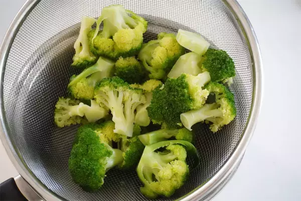 「【豚そぼろでサラダ!?】カラフル野菜と合わせて「デパ地下風総菜」作ってみた！お肉でゴージャス♪【農家直伝】」の画像