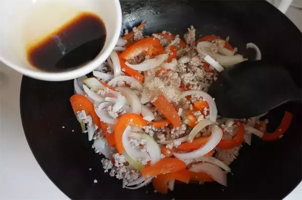 「【豚そぼろでサラダ!?】カラフル野菜と合わせて「デパ地下風総菜」作ってみた！お肉でゴージャス♪【農家直伝】」の画像