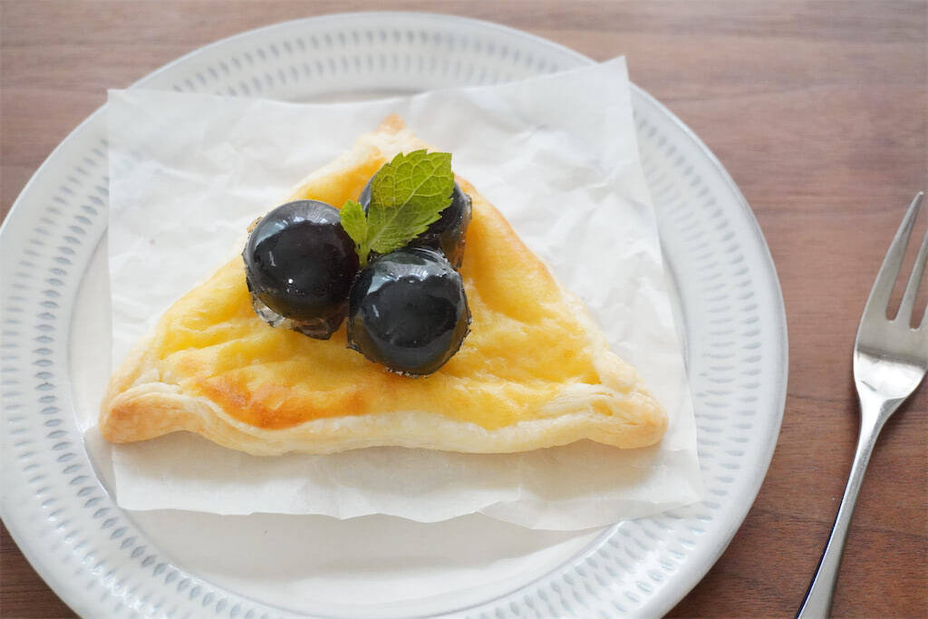 【余った冷凍パイシート活用】ゼリーでツヤッツヤ「ぶどうのパイ」作ってみた！リッチな生地にぶどうがフィット♡