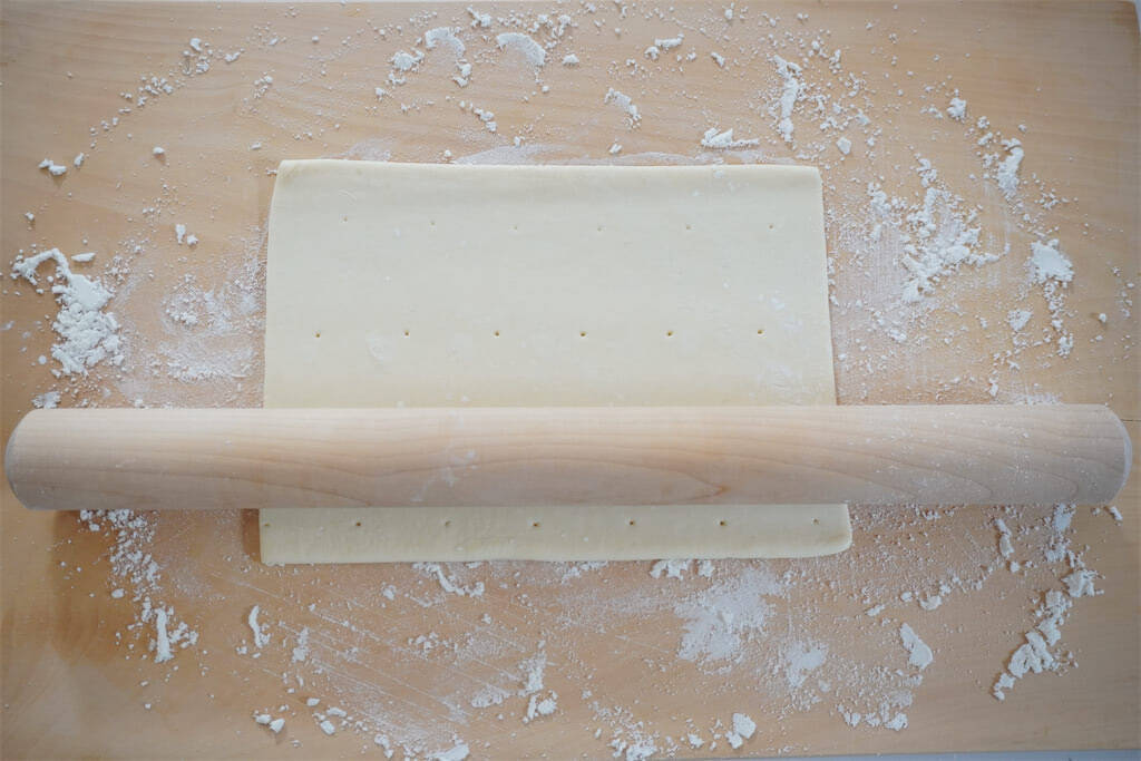 【余った冷凍パイシート活用】ゼリーでツヤッツヤ「ぶどうのパイ」作ってみた！リッチな生地にぶどうがフィット♡