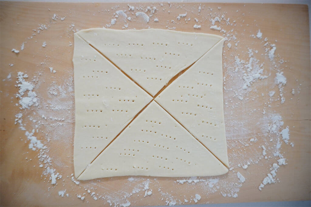 【余った冷凍パイシート活用】ゼリーでツヤッツヤ「ぶどうのパイ」作ってみた！リッチな生地にぶどうがフィット♡