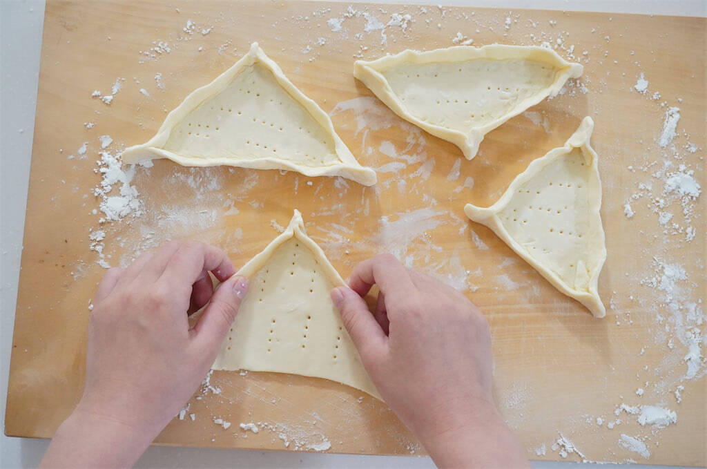 【余った冷凍パイシート活用】ゼリーでツヤッツヤ「ぶどうのパイ」作ってみた！リッチな生地にぶどうがフィット♡