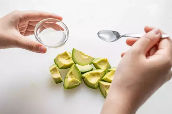 「【青髪のテツ】「アボカドの”超”保存マニュアル伝授します！」え、そのまま冷蔵庫NG!?冷凍もできちゃう!?」の画像