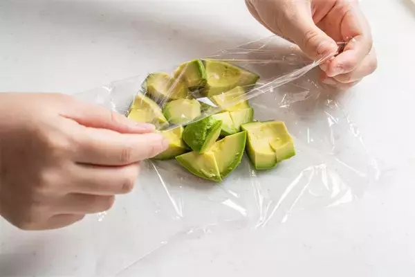 「【青髪のテツ】「アボカドの”超”保存マニュアル伝授します！」え、そのまま冷蔵庫NG!?冷凍もできちゃう!?」の画像