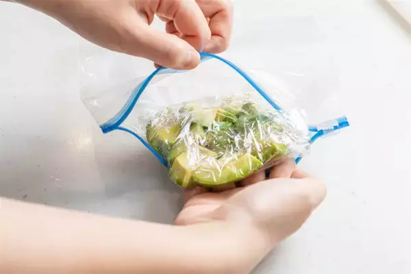「【青髪のテツ】「アボカドの”超”保存マニュアル伝授します！」え、そのまま冷蔵庫NG!?冷凍もできちゃう!?」の画像