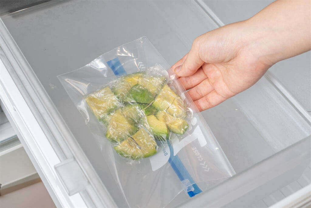 【青髪のテツ】「アボカドの”超”保存マニュアル伝授します！」え、そのまま冷蔵庫NG!?冷凍もできちゃう!?