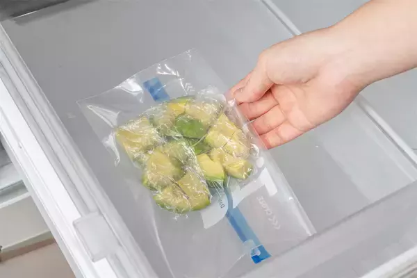「【青髪のテツ】「アボカドの”超”保存マニュアル伝授します！」え、そのまま冷蔵庫NG!?冷凍もできちゃう!?」の画像