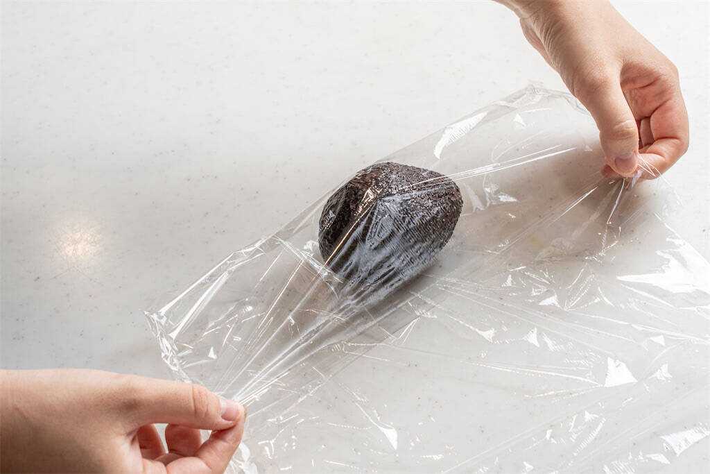 【青髪のテツ】「アボカドの”超”保存マニュアル伝授します！」え、そのまま冷蔵庫NG!?冷凍もできちゃう!?