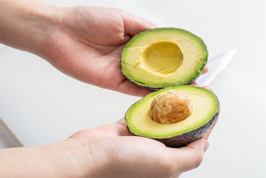 【青髪のテツ】「アボカドの”超”保存マニュアル伝授します！」え、そのまま冷蔵庫NG!?冷凍もできちゃう!?