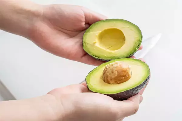 「【青髪のテツ】「アボカドの”超”保存マニュアル伝授します！」え、そのまま冷蔵庫NG!?冷凍もできちゃう!?」の画像