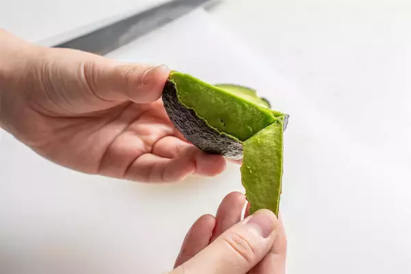 「【青髪のテツ】「アボカドの”超”保存マニュアル伝授します！」え、そのまま冷蔵庫NG!?冷凍もできちゃう!?」の画像