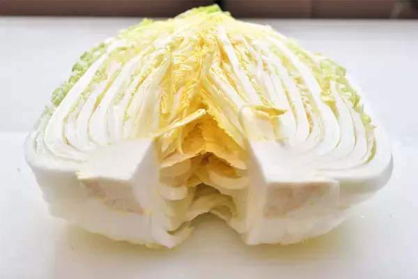 「【青髪のテツ】白菜の"葉の間"を超カンタンに洗う裏ワザ「根元からパキっと！」万が一の汚れを一網打尽♪」の画像