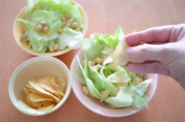 「え、ポテチをサラダに入れるの!?「やみつき大豆サラダ」作ってみた！パリシャキ食感に野菜嫌いも歓喜♪【農家直伝】」の画像