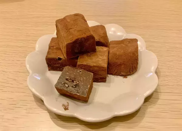 「【生クリームなしで濃厚生チョコ♡】秘密は「卵黄」と「牛乳」にあり！ラムレーズンでオトナ味ふわん♪」の画像