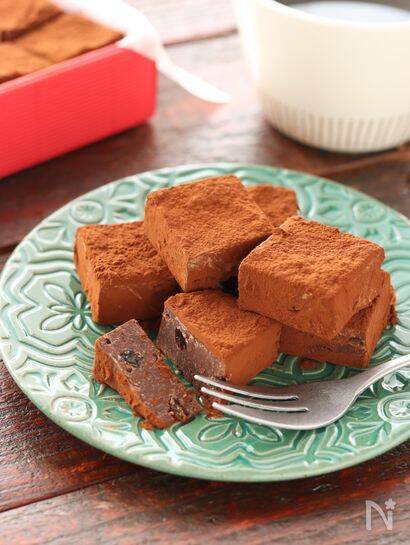 【生クリームなしで濃厚生チョコ♡】秘密は「卵黄」と「牛乳」にあり！ラムレーズンでオトナ味ふわん♪