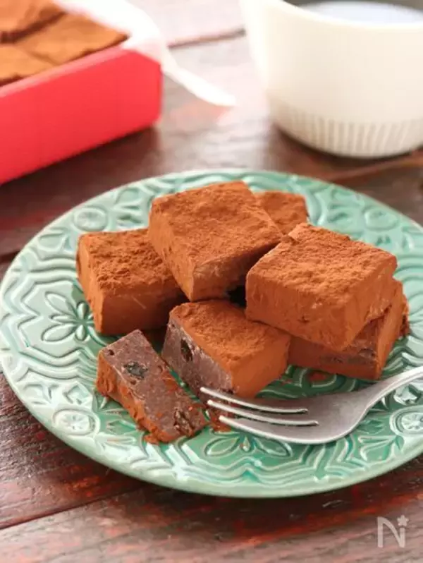 「【生クリームなしで濃厚生チョコ♡】秘密は「卵黄」と「牛乳」にあり！ラムレーズンでオトナ味ふわん♪」の画像