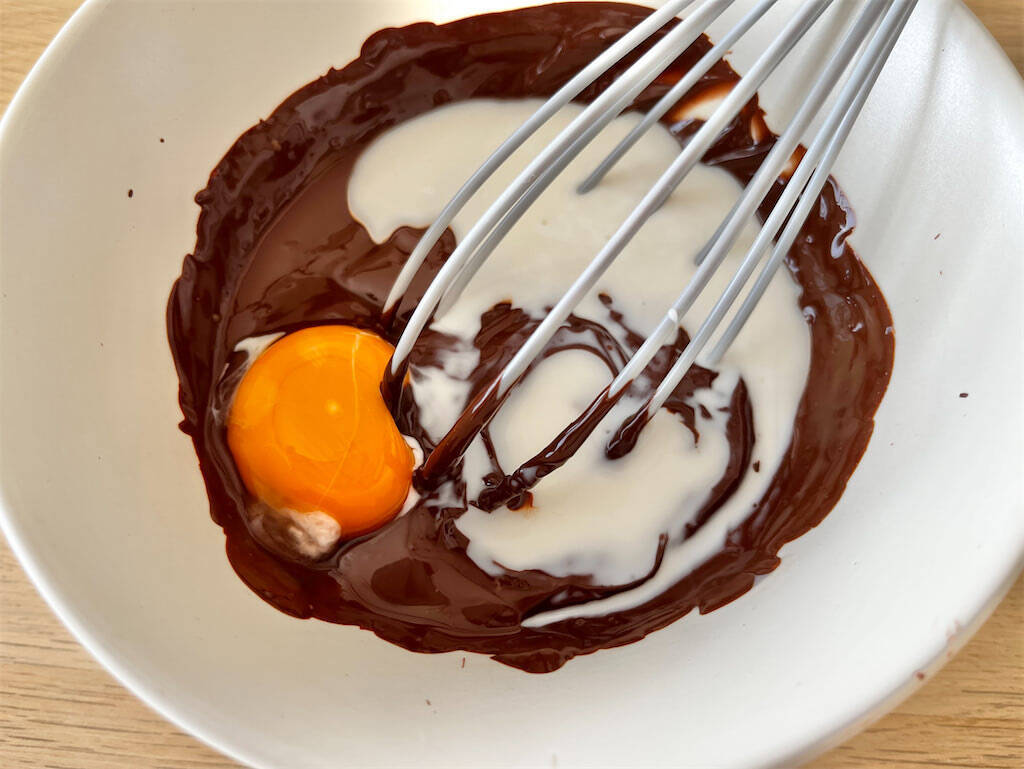 【生クリームなしで濃厚生チョコ♡】秘密は「卵黄」と「牛乳」にあり！ラムレーズンでオトナ味ふわん♪