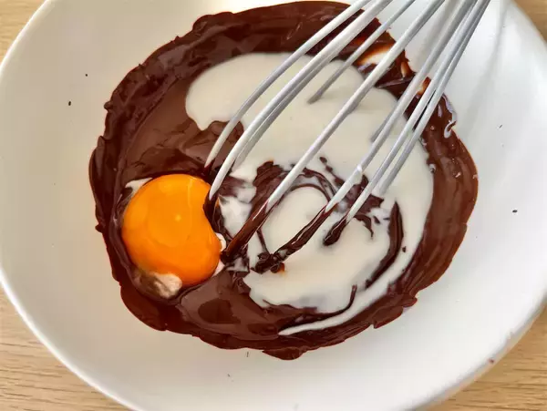 「【生クリームなしで濃厚生チョコ♡】秘密は「卵黄」と「牛乳」にあり！ラムレーズンでオトナ味ふわん♪」の画像