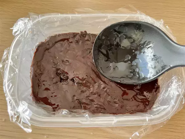 「【生クリームなしで濃厚生チョコ♡】秘密は「卵黄」と「牛乳」にあり！ラムレーズンでオトナ味ふわん♪」の画像