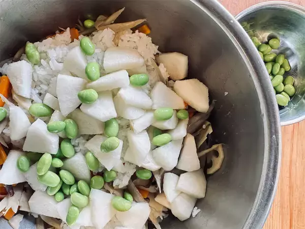 「え、酢飯の中から…まさかの梨!?意外性しかない「梨のちらし寿司」作ろう！シャリシャリ食感オモロ♡【農家直伝】」の画像