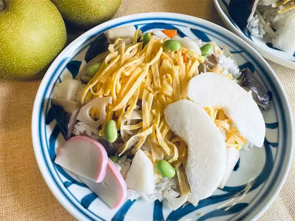「え、酢飯の中から…まさかの梨!?意外性しかない「梨のちらし寿司」作ろう！シャリシャリ食感オモロ♡【農家直伝】」の画像