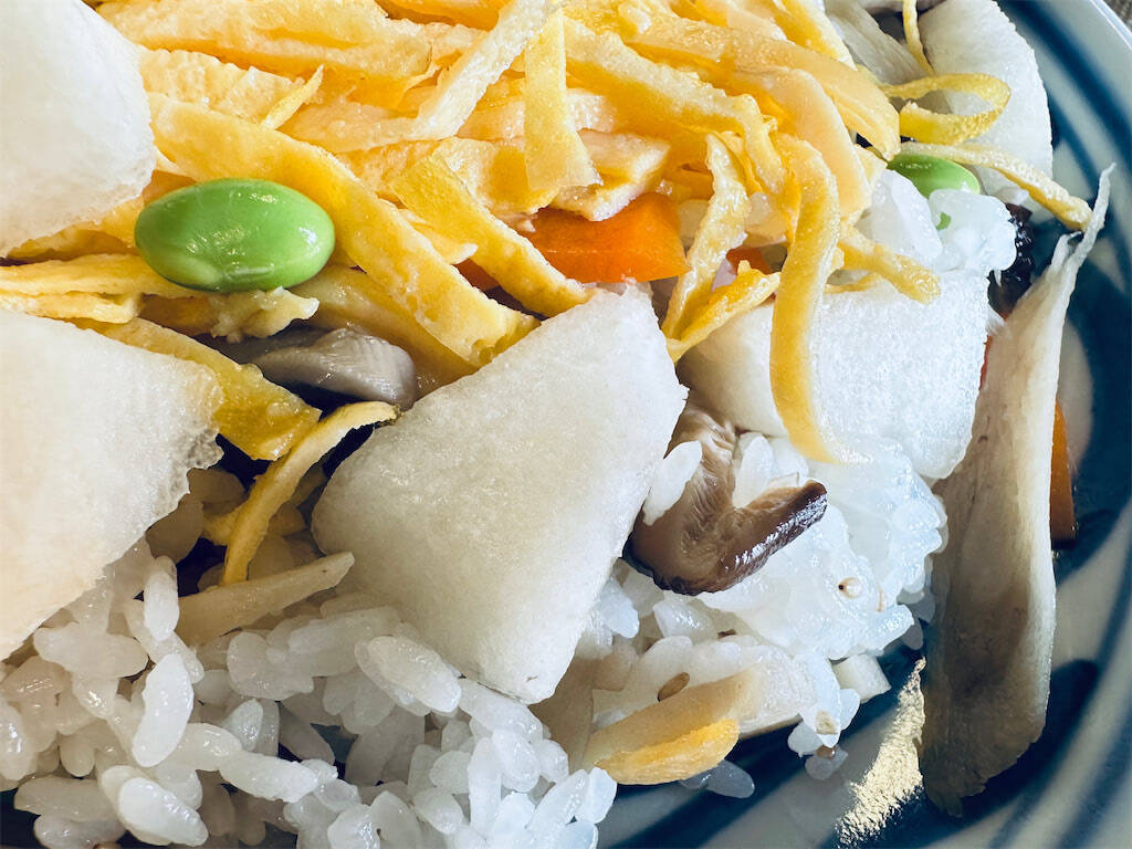 え、酢飯の中から…まさかの梨!?意外性しかない「梨のちらし寿司」作ろう！シャリシャリ食感オモロ♡【農家直伝】