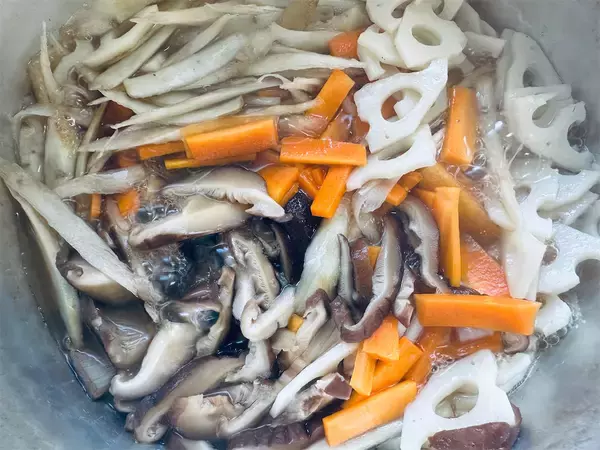 「え、酢飯の中から…まさかの梨!?意外性しかない「梨のちらし寿司」作ろう！シャリシャリ食感オモロ♡【農家直伝】」の画像