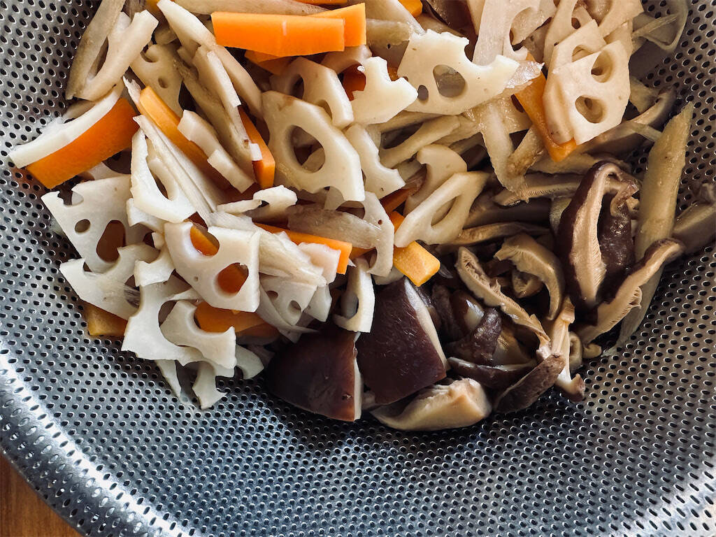 え、酢飯の中から…まさかの梨!?意外性しかない「梨のちらし寿司」作ろう！シャリシャリ食感オモロ♡【農家直伝】