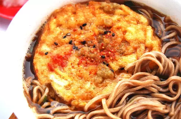 「【3つ星店の料理人が閃いた】天才の発想！最強「カップそば」が超絶旨くなる“チョイ足し”が意外すぎた件」の画像