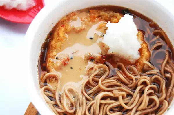 「【3つ星店の料理人が閃いた】天才の発想！最強「カップそば」が超絶旨くなる“チョイ足し”が意外すぎた件」の画像