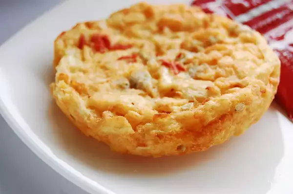 「【3つ星店の料理人が閃いた】天才の発想！最強「カップそば」が超絶旨くなる“チョイ足し”が意外すぎた件」の画像