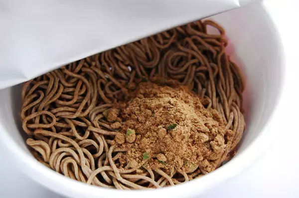「【3つ星店の料理人が閃いた】天才の発想！最強「カップそば」が超絶旨くなる“チョイ足し”が意外すぎた件」の画像
